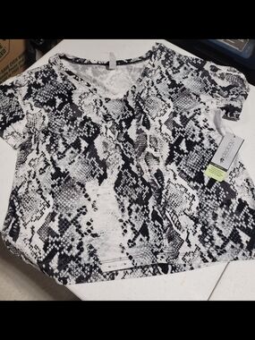 Ideology Black & White Snake-Print V-Neck Short Sleeve Top